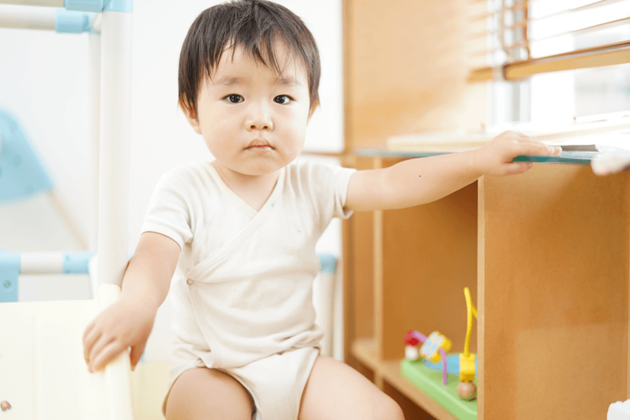 保育園の窓と子供