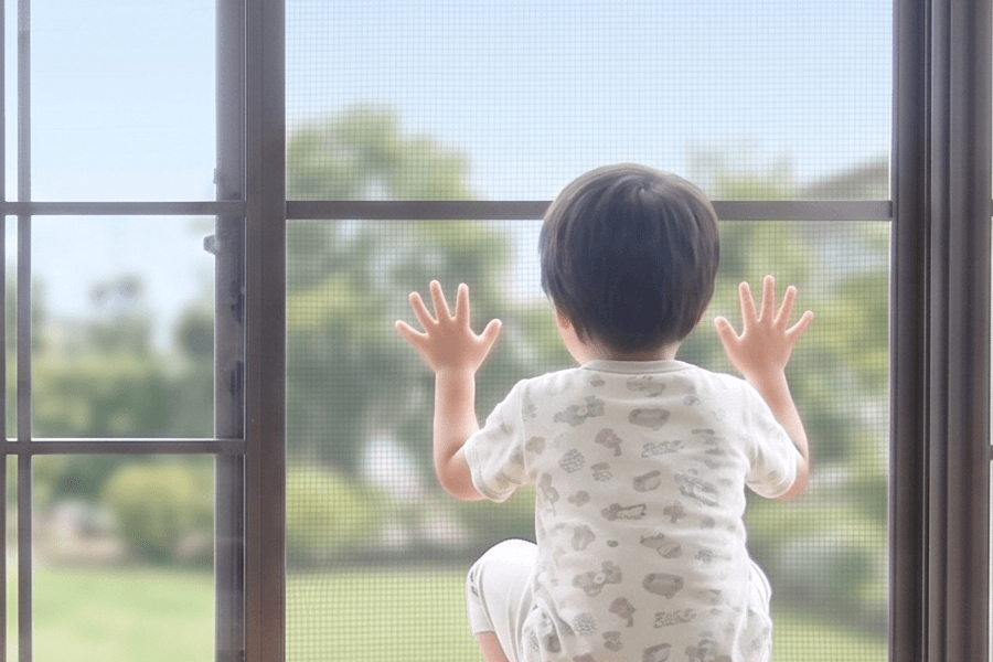 網戸を押す子供
