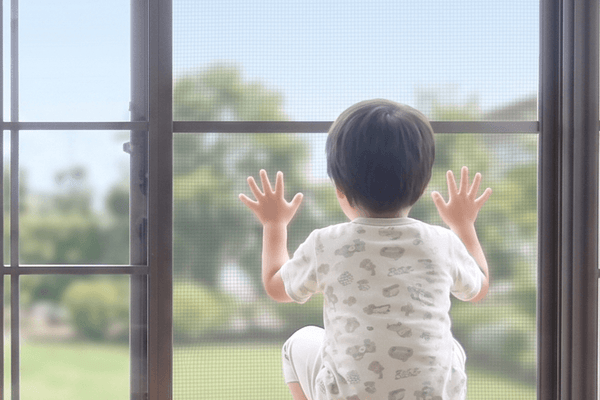 網戸を押す子供