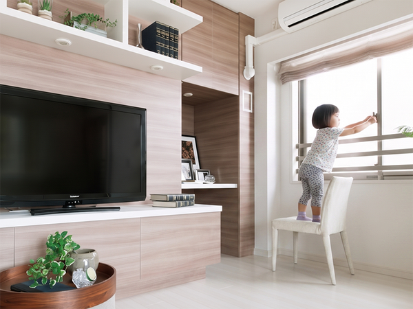 椅子を踏み台にして鍵を開けようとする子ども